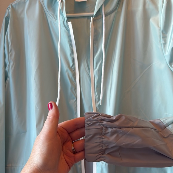 LN RAINCOAT SUOER LIGHTWEIGHT HOOD POCKETS BUNGEES TO ADJUST, SIZE MEDIUM - Picture 6 of 17